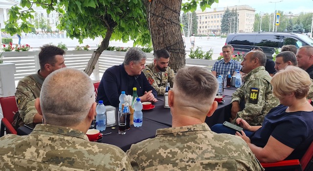 Петро Порошенко у річницю визволення Слов’янська і Краматорська побував на Донбасі – привіз на передову обладнання та вшанував українських героїв Петро Порошенко у річницю визволення Слов’янська і Краматорська побував на Донбасі – привіз на передову обладнання та вшанував українських героїв