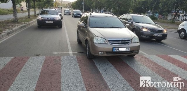 У Житомирі на пішохідному переході автомобіль збив чоловіка. ФОТО