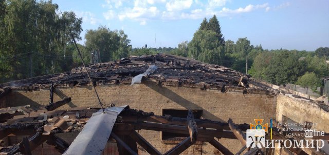 У селищі на Житомирщині горів цех по виробництву брикетів. ФОТО
