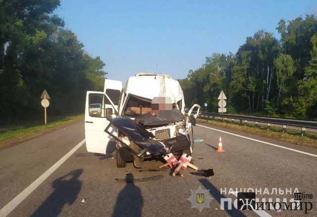 На автодорозі в Житомирській області маршрутка зіштовхнулась з вантажівкою, водія затисло у салоні. ФОТО