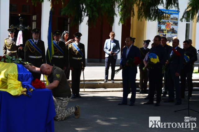 У Новограді-Волинському попрощалися з військовим 54-го розвідбату, який загинув у зоні ООС