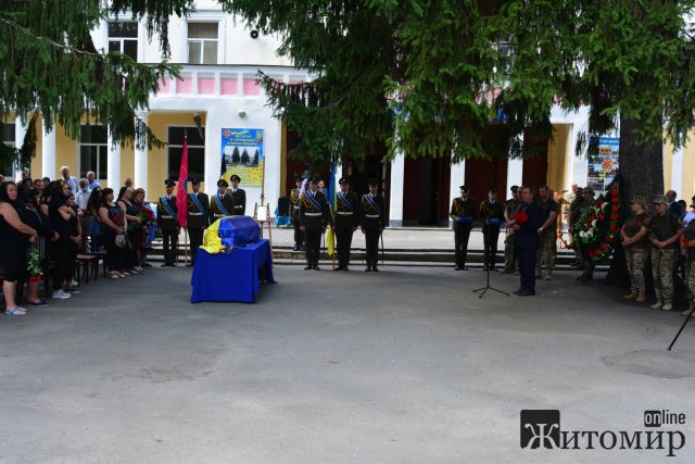 У Новограді-Волинському попрощалися з військовим 54-го розвідбату, який загинув у зоні ООС