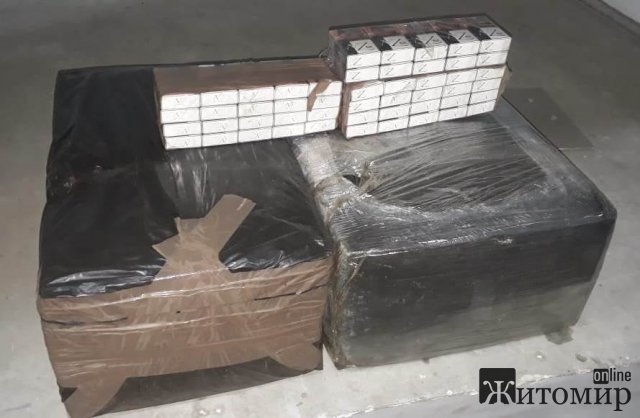 На кордоні в Житомирській області затримали вантажівки з нелегальним цигарками
