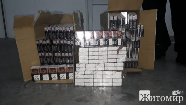 На кордоні в Житомирській області затримали вантажівки з нелегальним цигарками