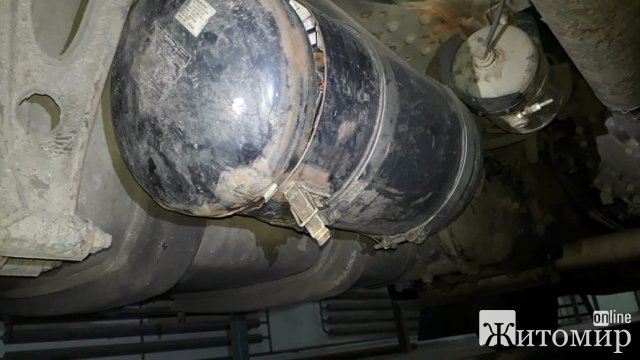На кордоні в Житомирській області затримали вантажівки з нелегальним цигарками