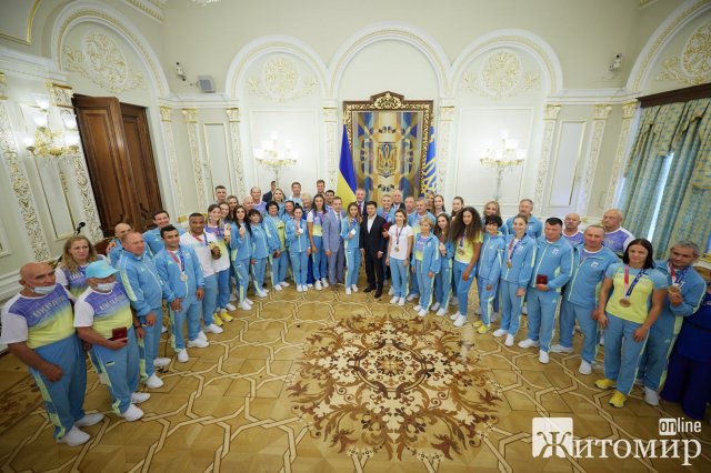 ​Президент зустрівся з переможцями та призерами Олімпіади: серед присутніх була й житомирянка. ФОТО
