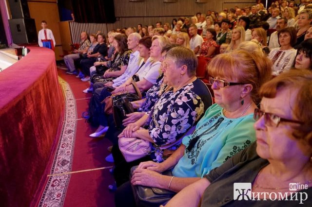 У житомирському драмтеатрі вручили обласні відзнаки. ФОТО