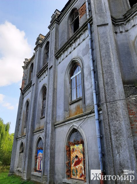 Занедбаний старовинний маєток на Житомирщині. ФОТО