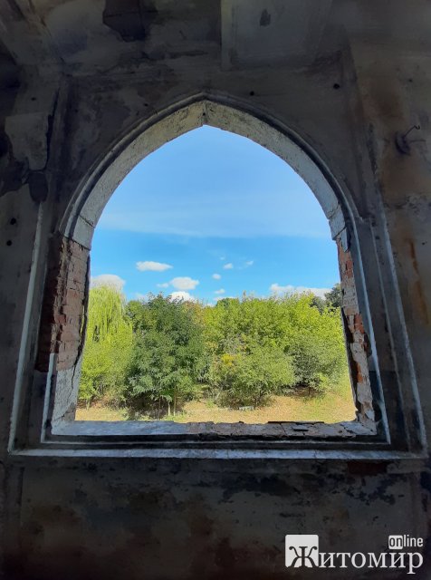 Занедбаний старовинний маєток на Житомирщині. ФОТО