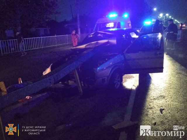У Житомирському районі Mitsubishi злетів до меліоративного каналу, водія госпіталізували. ФОТО