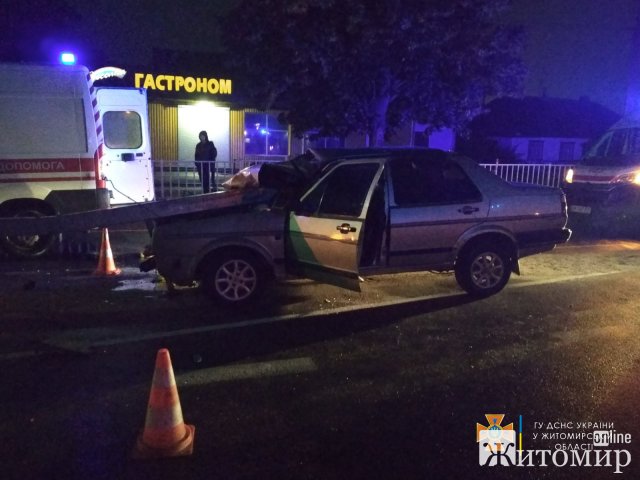 У Житомирському районі Mitsubishi злетів до меліоративного каналу, водія госпіталізували. ФОТО