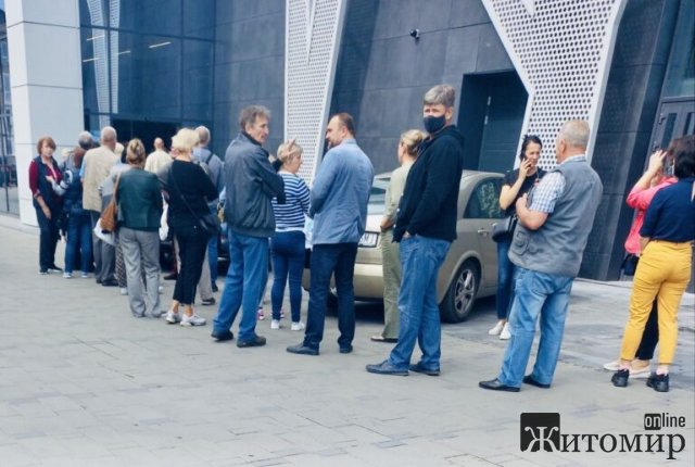 Черги на вакцинацію у Житомирі не зменшуються. ФОТО