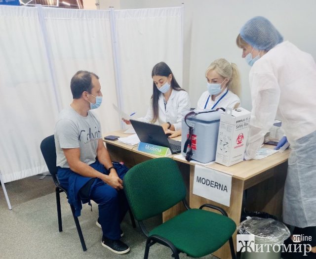 Черги на вакцинацію у Житомирі не зменшуються. ФОТО
