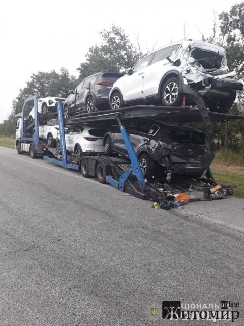 На Житомирщині автобус зіштовхнувся з автовозом: загинув один з водіїв Neoplan та 11 осіб постраждали. ФОТО