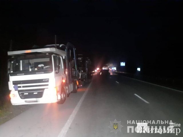 На Житомирщині автобус зіштовхнувся з автовозом: загинув один з водіїв Neoplan та 11 осіб постраждали. ФОТО