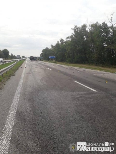 На Житомирщині автобус зіштовхнувся з автовозом: загинув один з водіїв Neoplan та 11 осіб постраждали. ФОТО