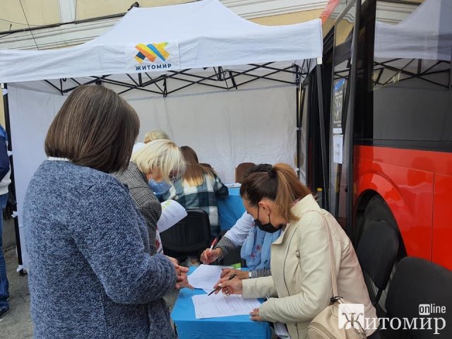 У Житомирі на Михайлівській містян вакцинують в автобусі. ФОТО