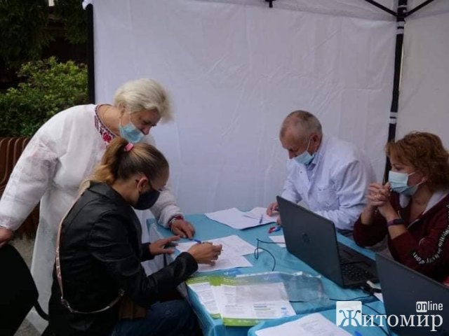 У Житомирі на Михайлівській містян вакцинують в автобусі. ФОТО