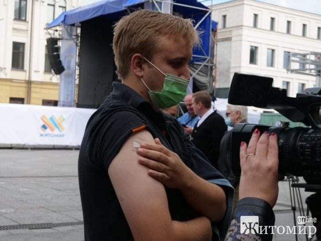 У Житомирі на Михайлівській містян вакцинують в автобусі. ФОТО