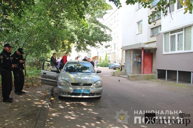 Житомирська поліція встановлює обставини подвійного вбивства на вулиці Степана Бандери. ФОТО
