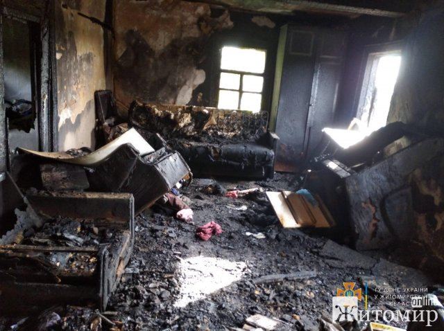У Житомирському районі горів будинок: рятувальники виявили тіло жінки. ФОТО