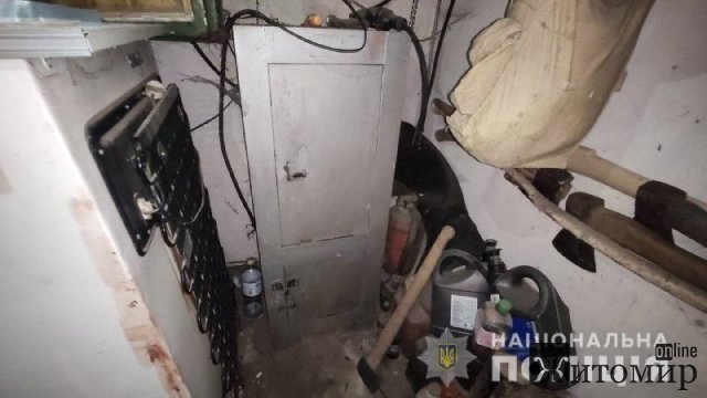 У селищі на Житомирщині молодик викрав з сейфу покійного гроші: частину коштів зарахував на банківські рахунки знайомих. ФОТО