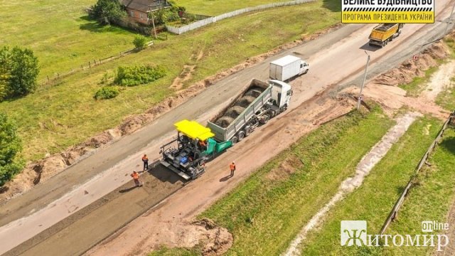 Як шляховики ремонтують дорогу від Коростеня в напрямку Житомира. ФОТО