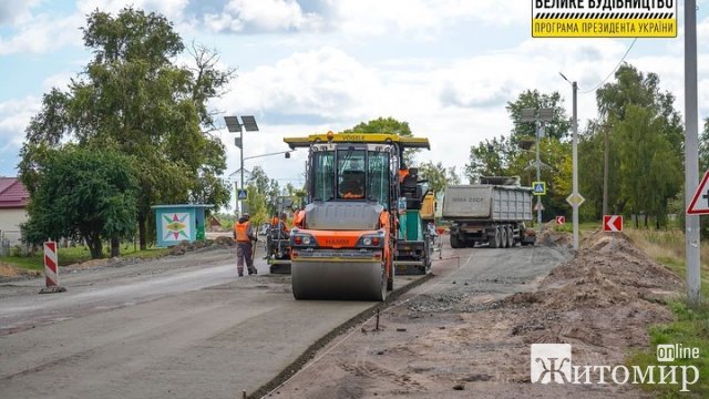 Як шляховики ремонтують дорогу від Коростеня в напрямку Житомира. ФОТО