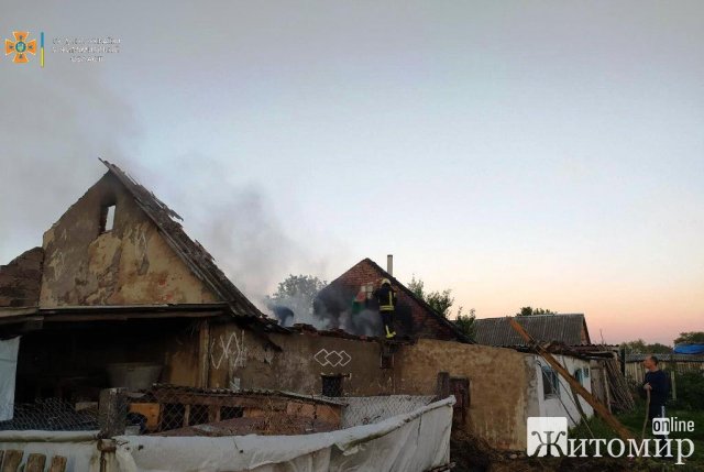 На Житомирщині рятувальники ліквідували загоряння будівель, полум’я з яких перекинулось на сусідні приміщення. ФОТО