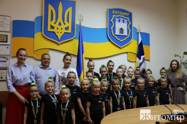 До Дня фізичної культури та спорту у Житомирській міській раді відзначили юних гімнасток. ФОТО