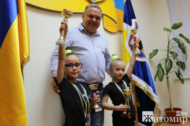 До Дня фізичної культури та спорту у Житомирській міській раді відзначили юних гімнасток. ФОТО