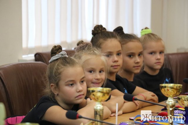 До Дня фізичної культури та спорту у Житомирській міській раді відзначили юних гімнасток. ФОТО