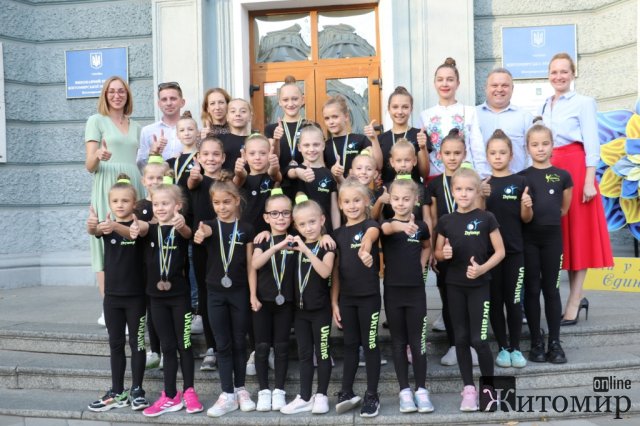 До Дня фізичної культури та спорту у Житомирській міській раді відзначили юних гімнасток. ФОТО