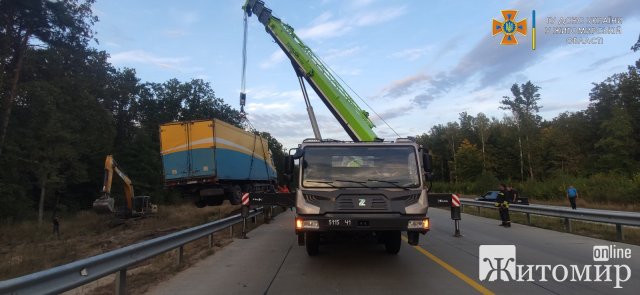 Як на автодорозі неподалік Житомира вантажівку з кювету діставали. ФОТО