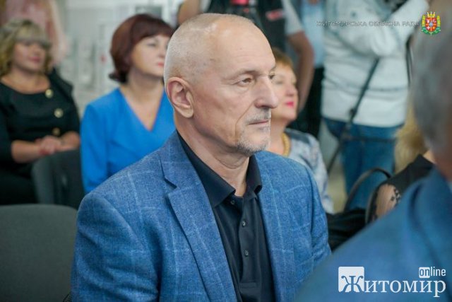 Житомирська облрада вже почала вітати освітян з прийдешнім святом. ФОТО