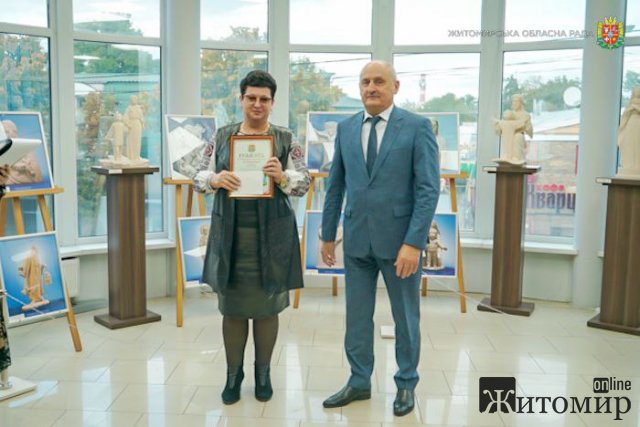 Житомирська облрада вже почала вітати освітян з прийдешнім святом. ФОТО