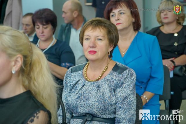 Житомирська облрада вже почала вітати освітян з прийдешнім святом. ФОТО