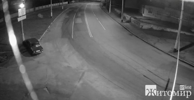 У Житомирі машина влетіла в електроопору. ФОТО
