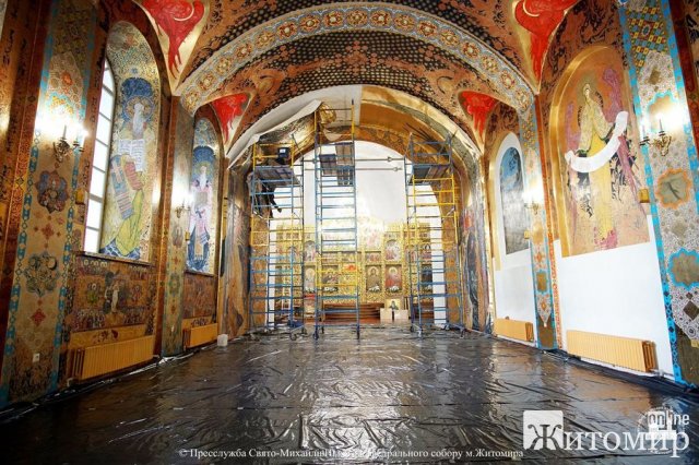 У Житомирі Михайлівський собор преображають автентичними розписами. ФОТО