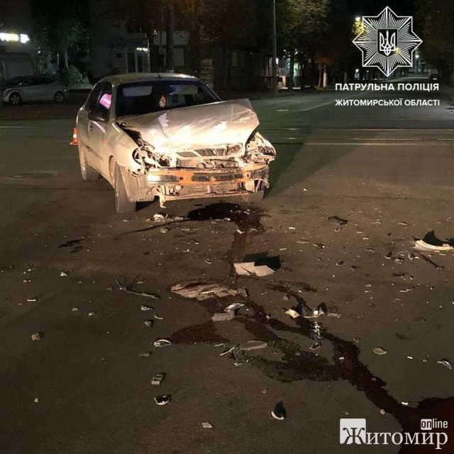 На перехресті в Житомирі зіштовхнулись два автомобілі: один перекинувся. ФОТО