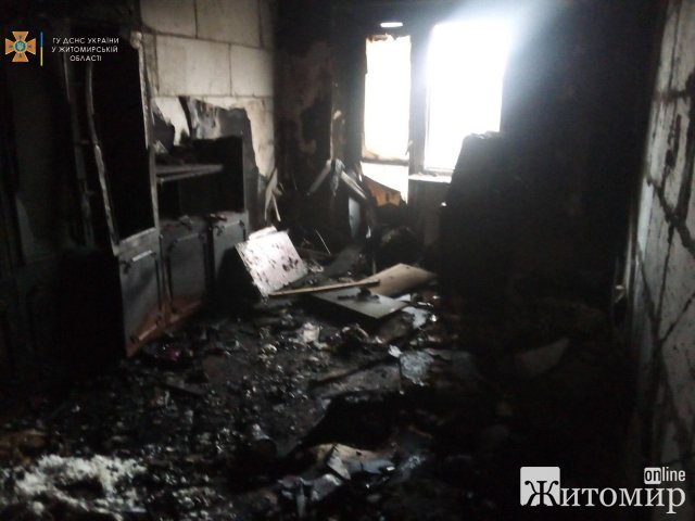 У селищі на Житомирщині горіла квартира в чотириповерховому будинку: рятувальники виявили тіло чоловіка. ФОТО