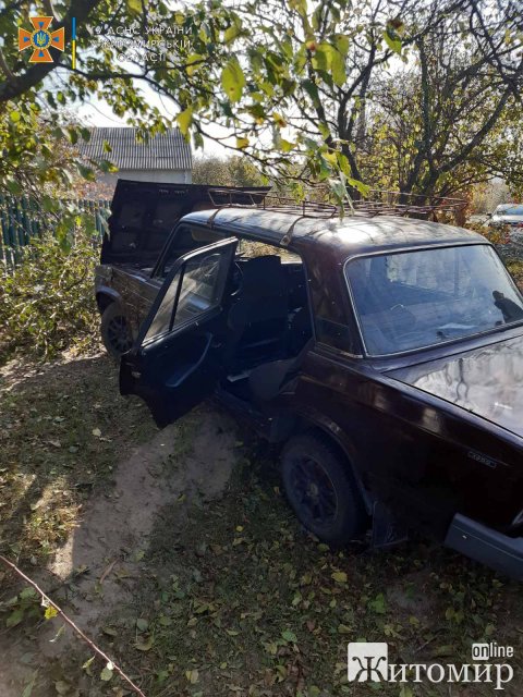 У селі Житомирської області ВАЗ врізався в дерево та перекинувся: водія витягували рятувальники. ФОТО