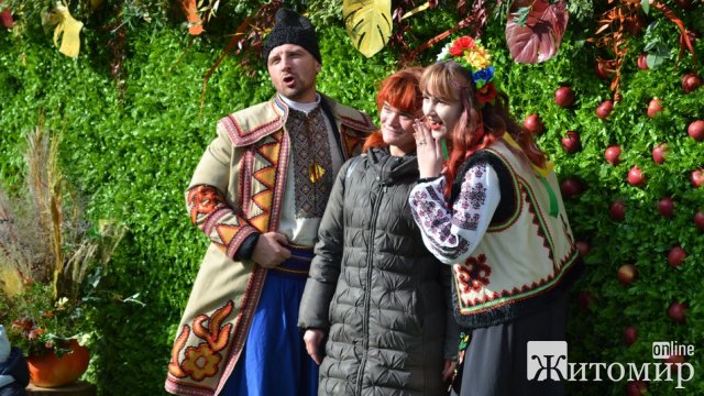 На Михайлівській у Житомирі проходила виставка старовинного та сучасного українського вбрання. ФОТО
