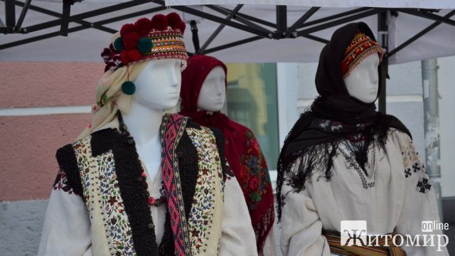 На Михайлівській у Житомирі проходила виставка старовинного та сучасного українського вбрання. ФОТО