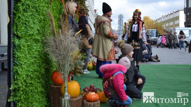 На Михайлівській у Житомирі проходила виставка старовинного та сучасного українського вбрання. ФОТО