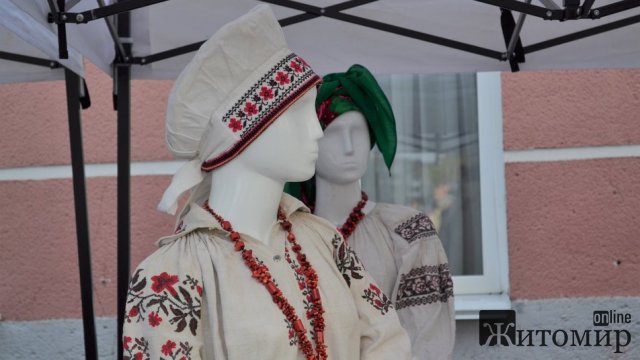 На Михайлівській у Житомирі проходила виставка старовинного та сучасного українського вбрання. ФОТО