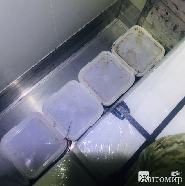 На Житомирщині прикордонники затримали Mercedes білоруса, який перевозив понад 100 кг ікри. ФОТО