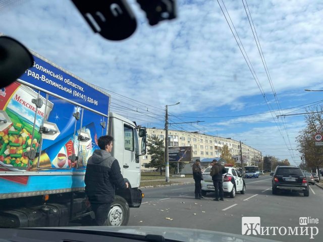На Чуднівській у Житомирі ДТП: вантажівка зіштовхнулася з авто служби охорони. ФОТО