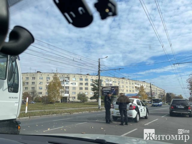 На Чуднівській у Житомирі ДТП: вантажівка зіштовхнулася з авто служби охорони. ФОТО