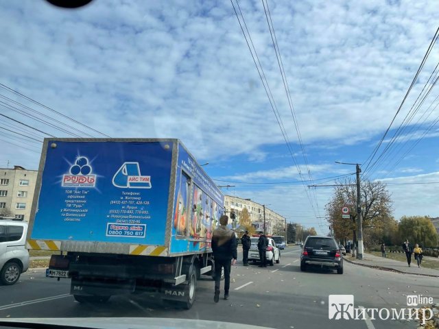 На Чуднівській у Житомирі ДТП: вантажівка зіштовхнулася з авто служби охорони. ФОТО